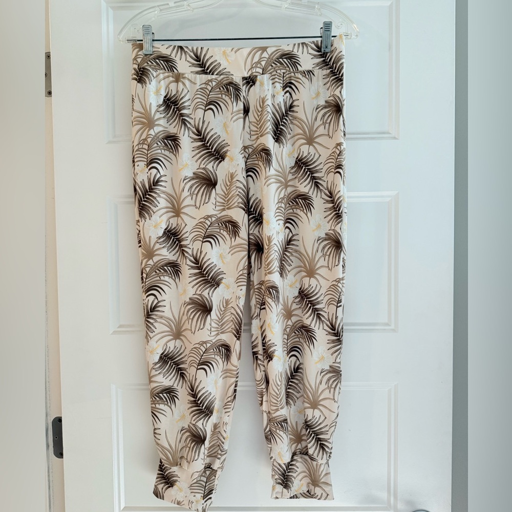 Tommy Bahama Cream and Brown 2 Piece SUPER SOFT Pajama Set Size Medium - Picture 3 of 5